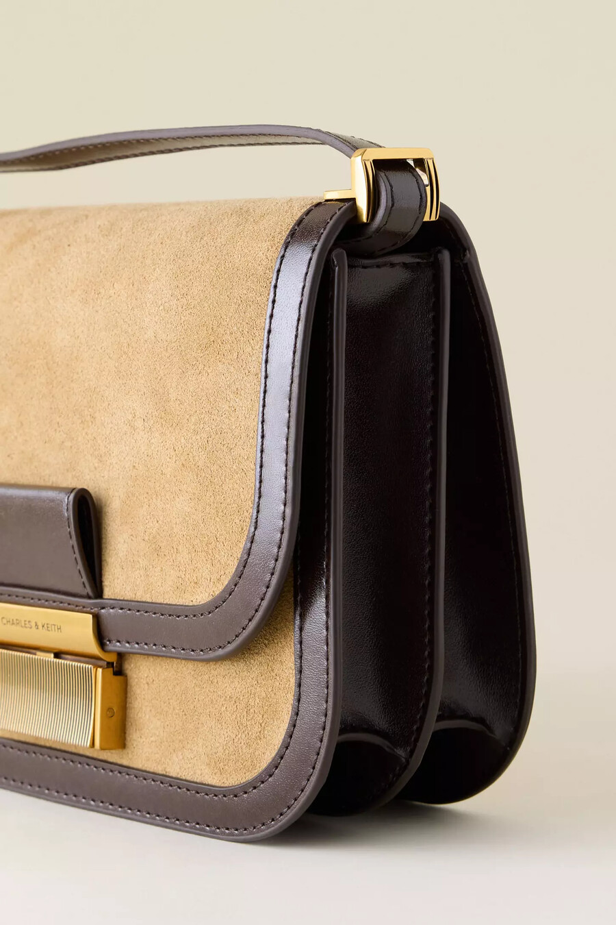 borsa a tracolla in pelle scamosciata riciclata charlot di charles keith