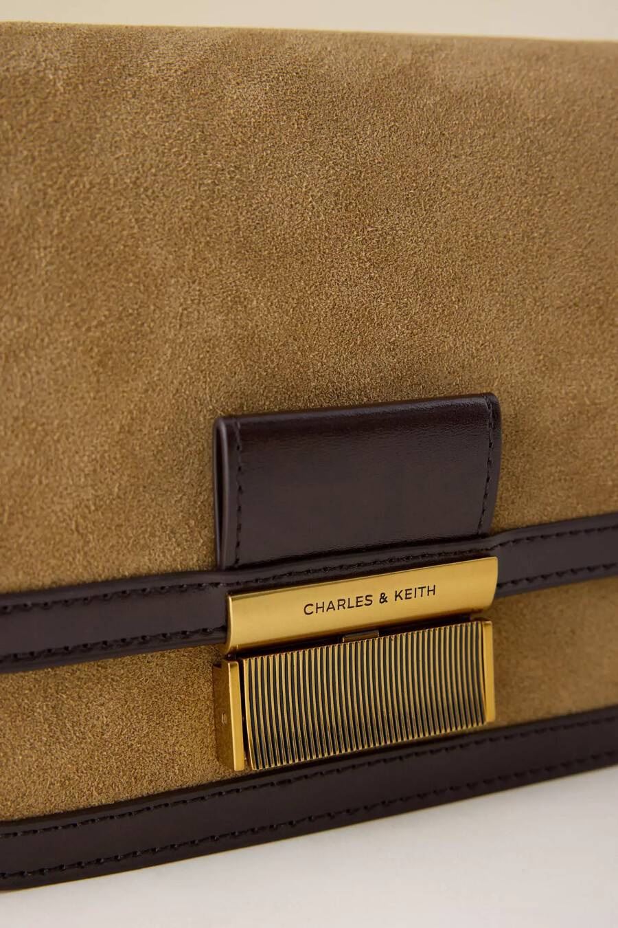 borsa a tracolla in pelle scamosciata riciclata charlot di charles keith