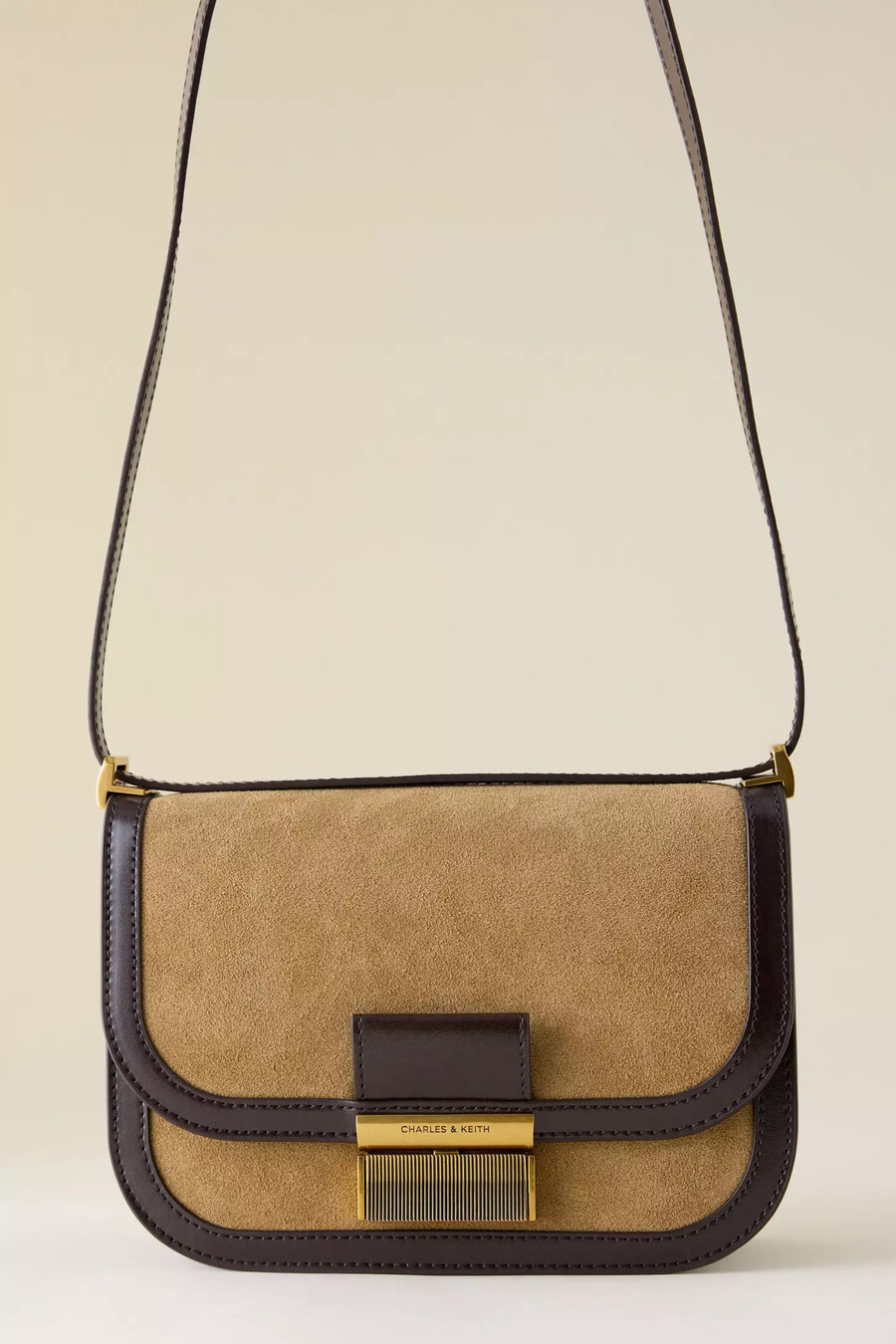 borsa a tracolla in pelle scamosciata riciclata charlot di charles keith