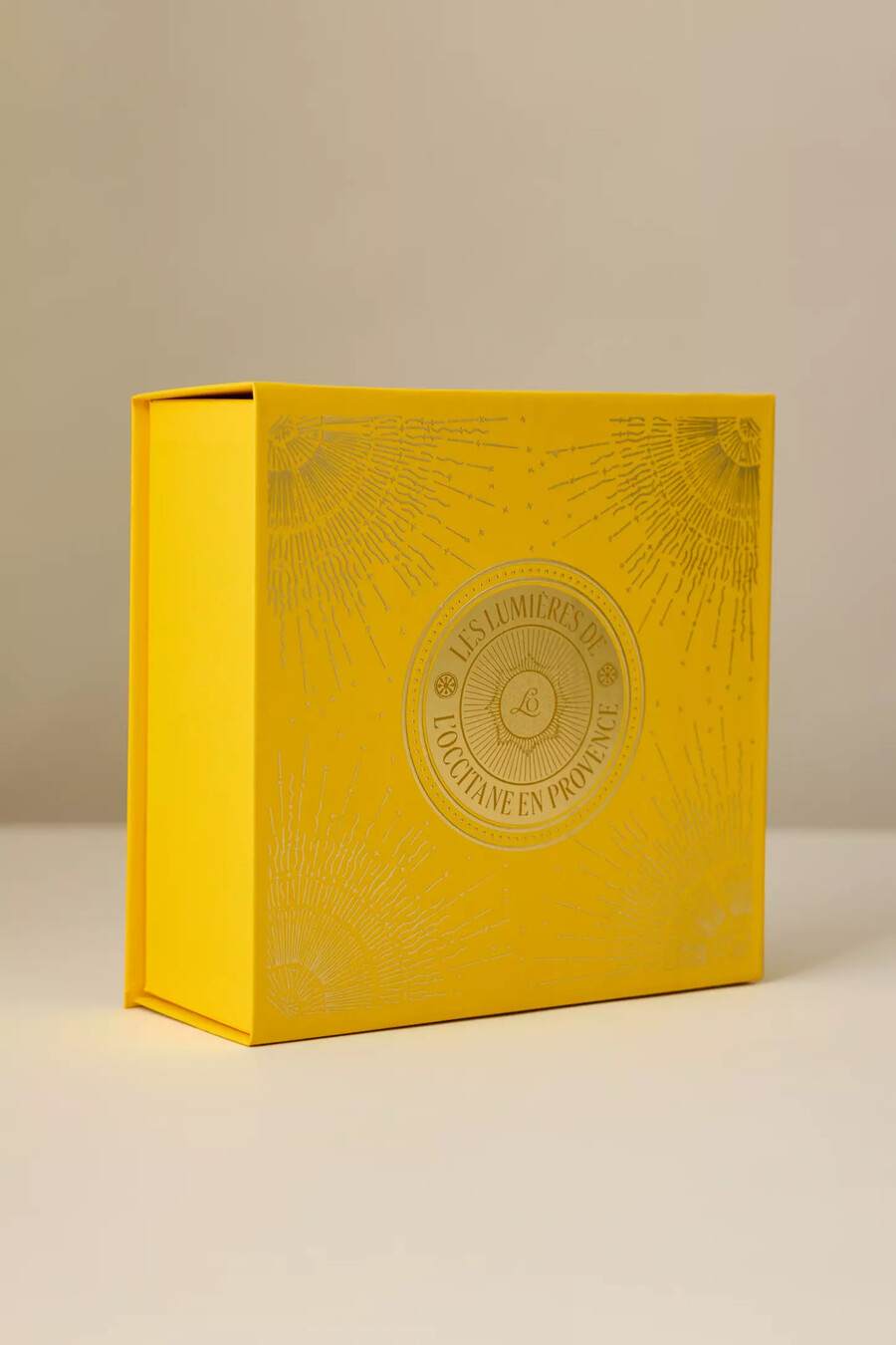 cofanetto regalo della collezione di prodotti per la cura del corpo al burro di karité loccitane