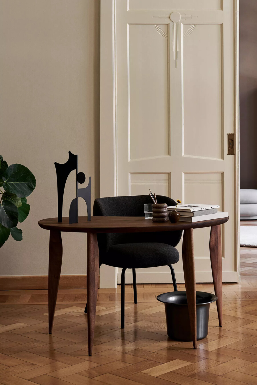 scrivania feve in noce di ferm living