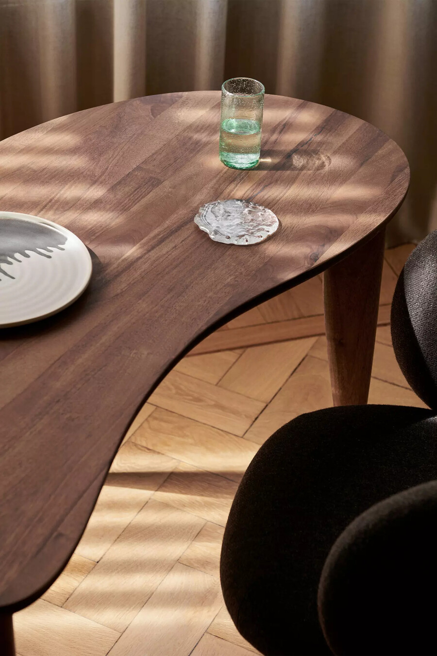 scrivania feve in noce di ferm living