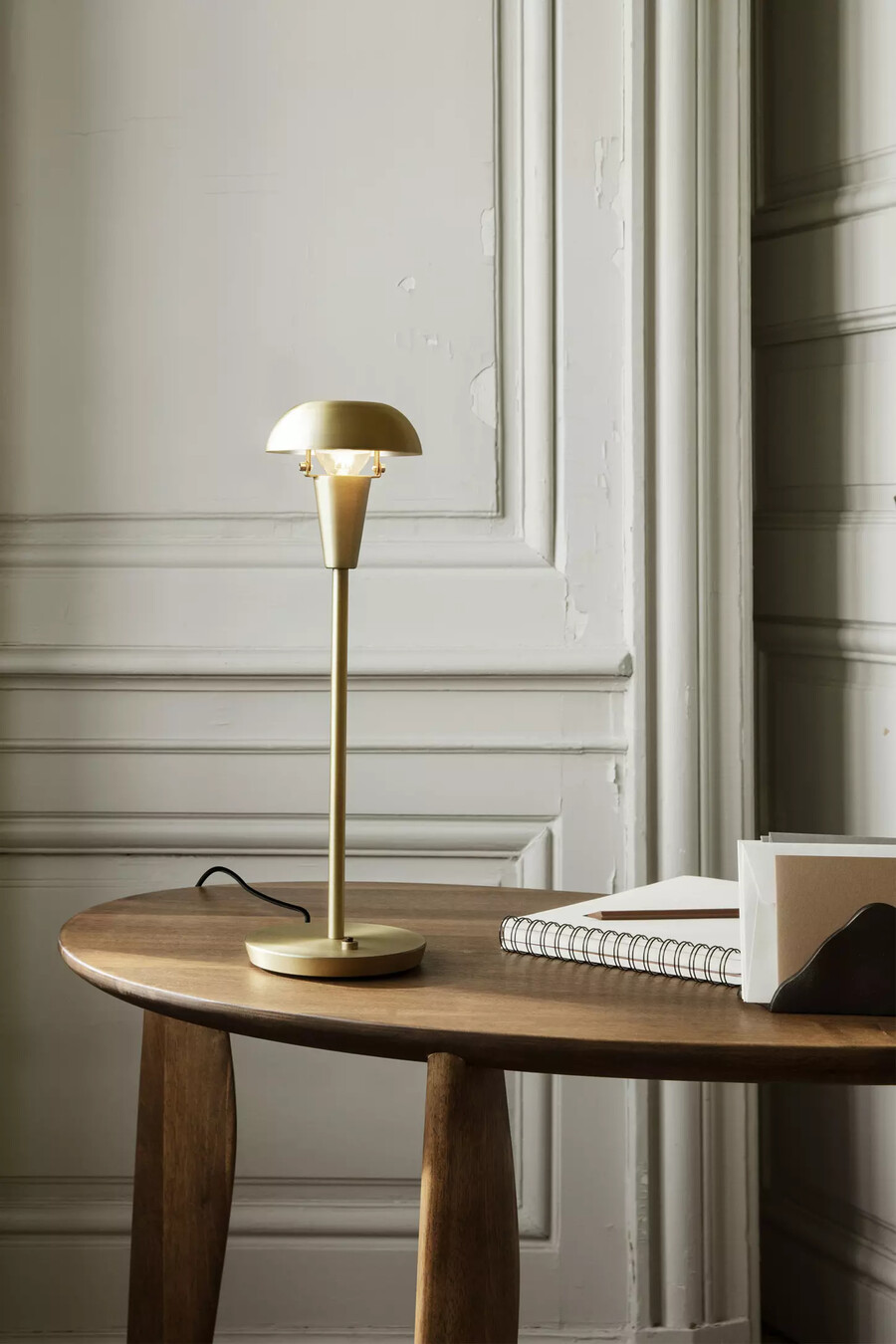 scrivania feve in noce di ferm living
