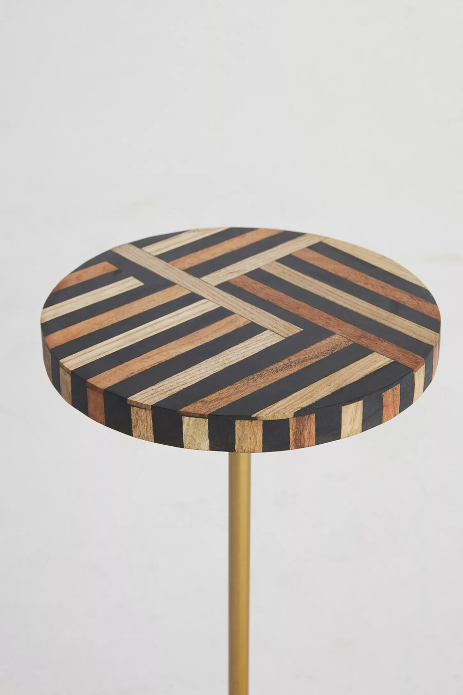 tavolino con intarsi in legno ottico