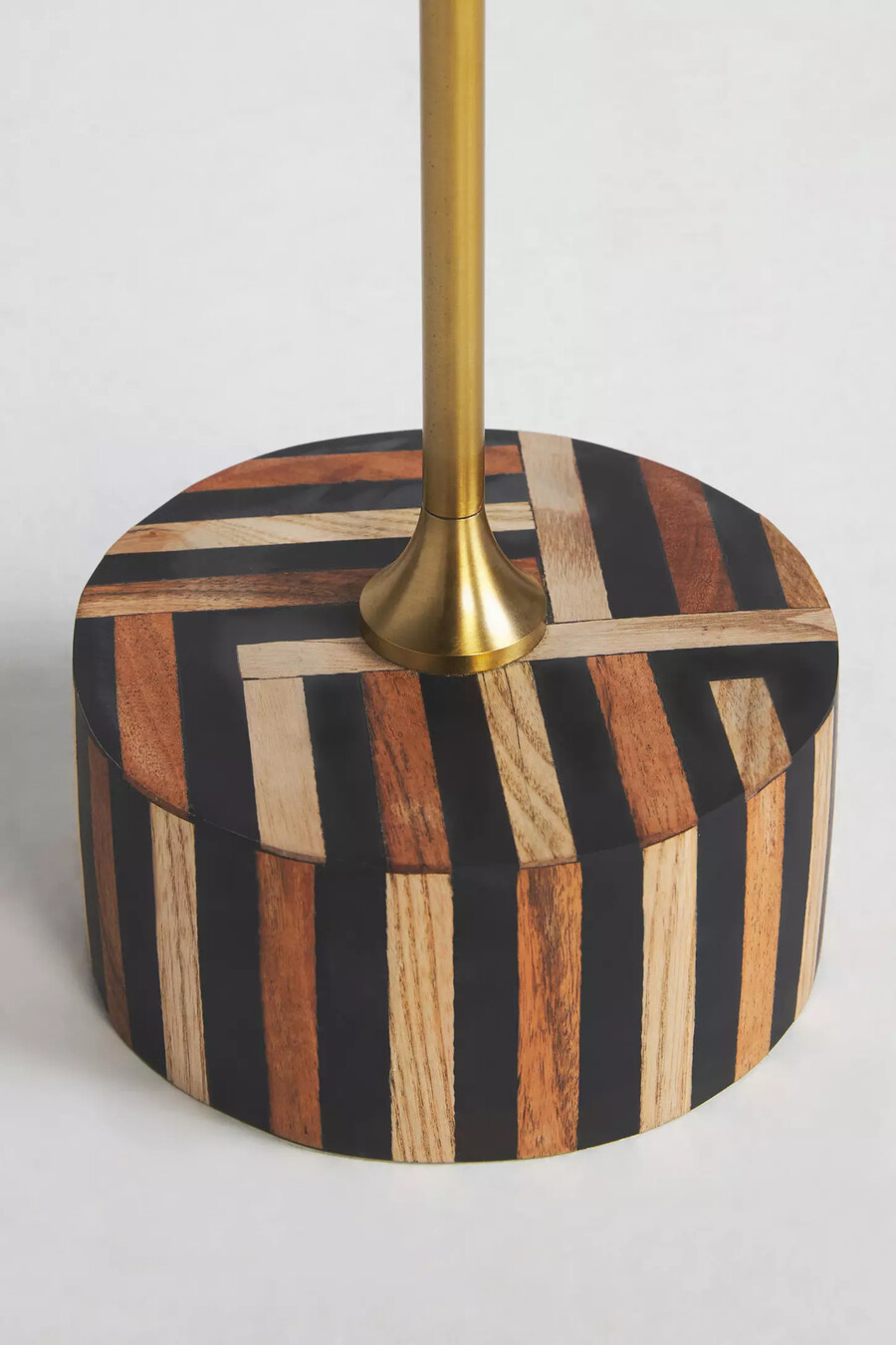 tavolino con intarsi in legno ottico