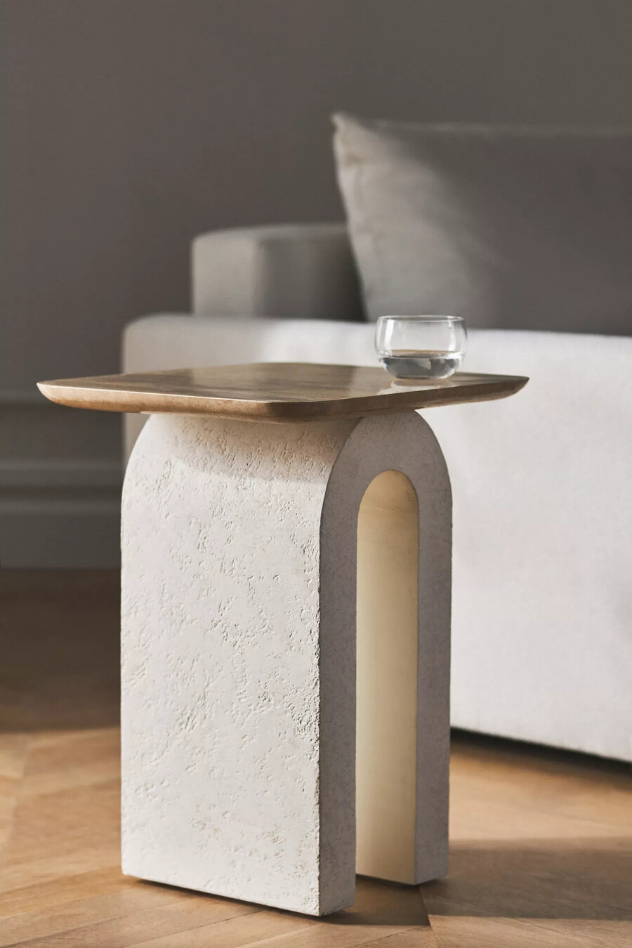 tavolino laterale scultoreo con piano in marmo aspen