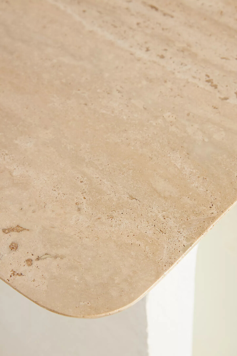 tavolino laterale scultoreo con piano in marmo aspen