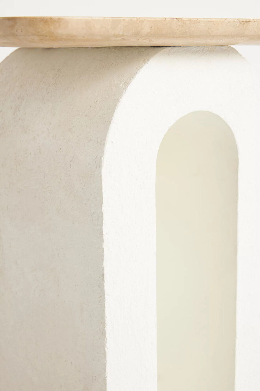 tavolino laterale scultoreo con piano in marmo aspen