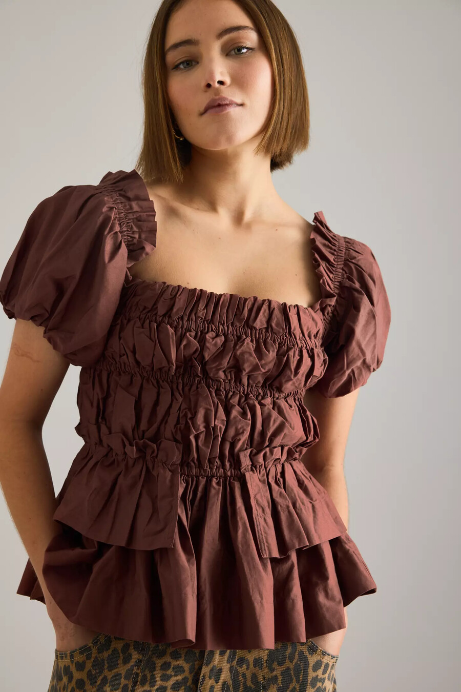 camicetta lyza con maniche a sbuffo e increspature di damson madder