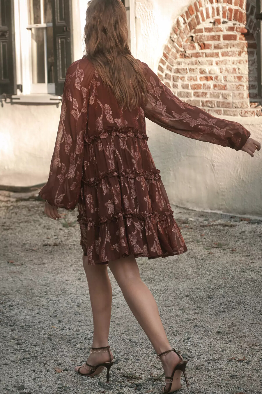 di anthropologie mini abito metallizzato a strati a maniche lunghe