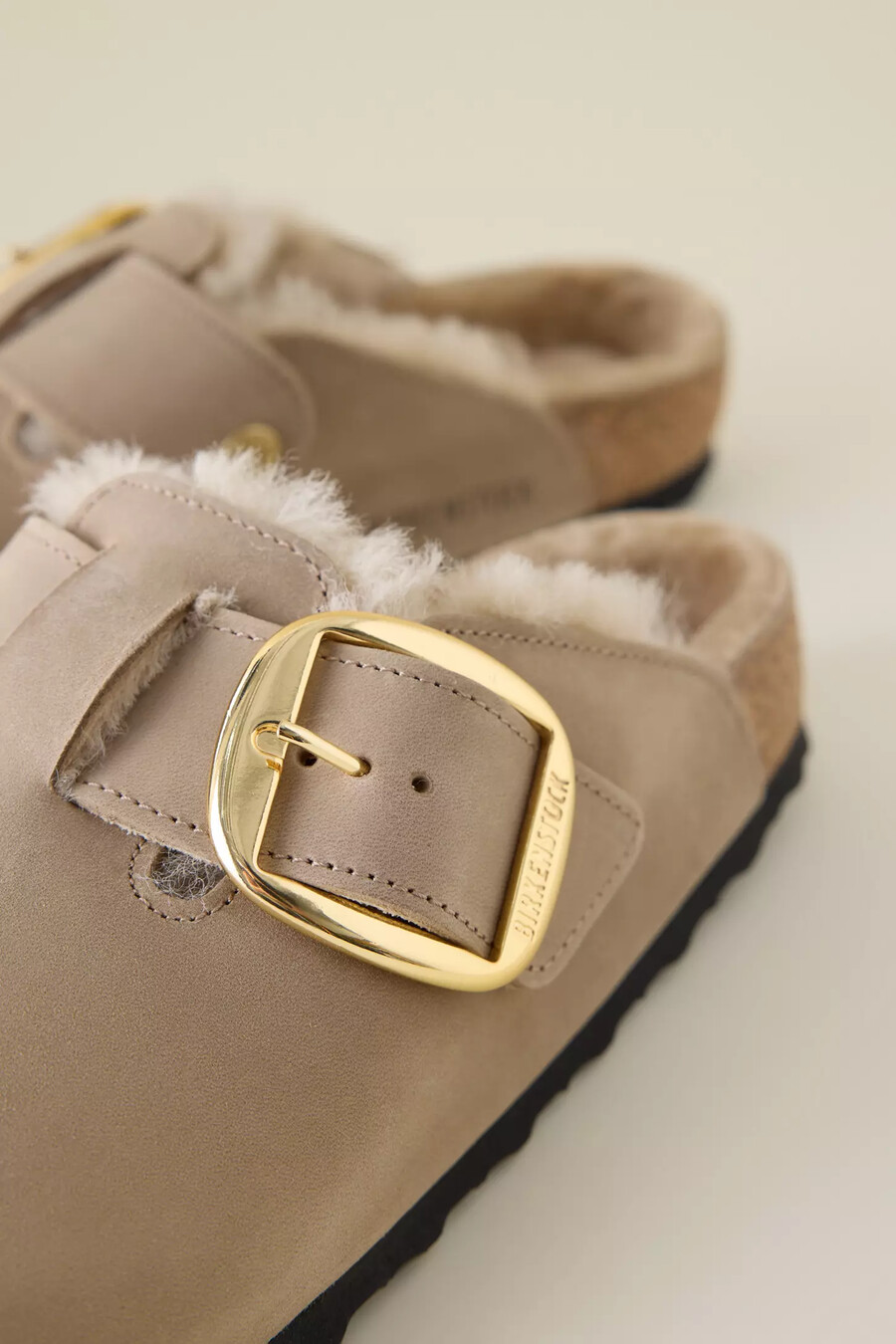 zoccoli in montone con fibbia grande birkenstock boston