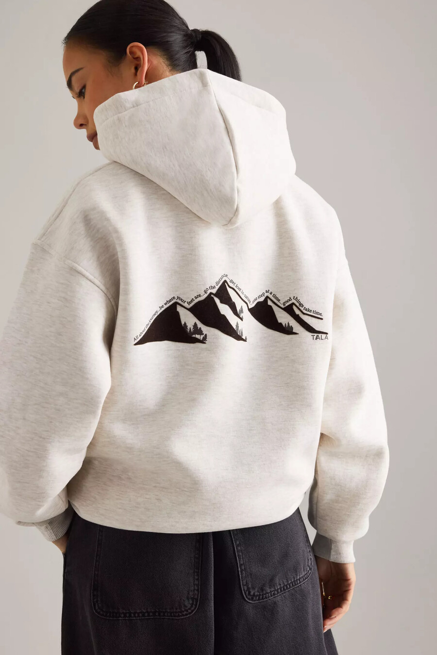 felpa con cappuccio oversize con grafica tala outdoors