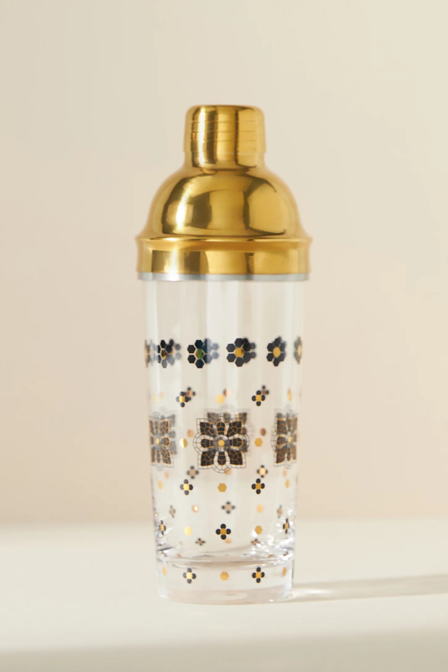 shaker per cocktail in vetro con piastrelle da bistrot