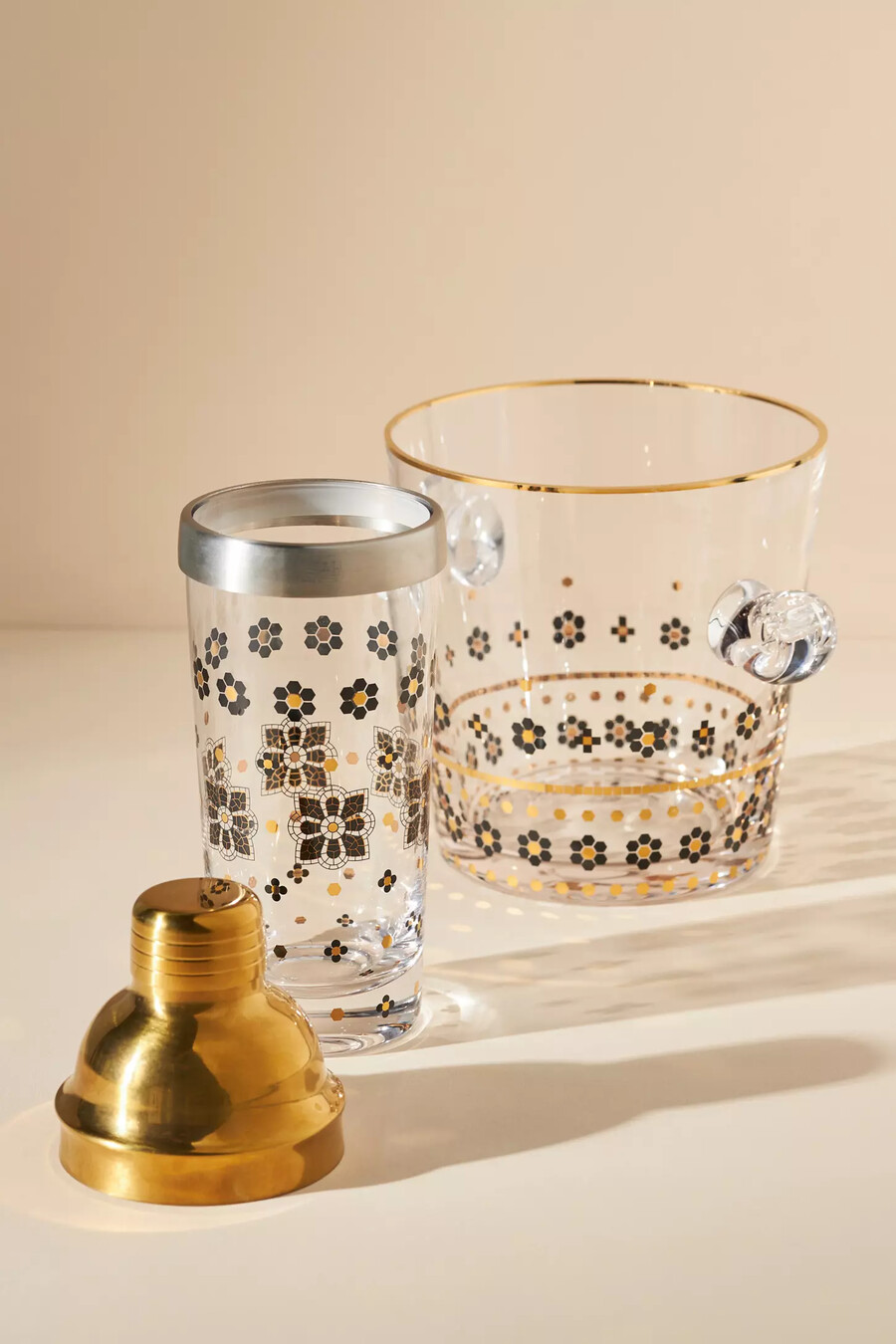 shaker per cocktail in vetro con piastrelle da bistrot