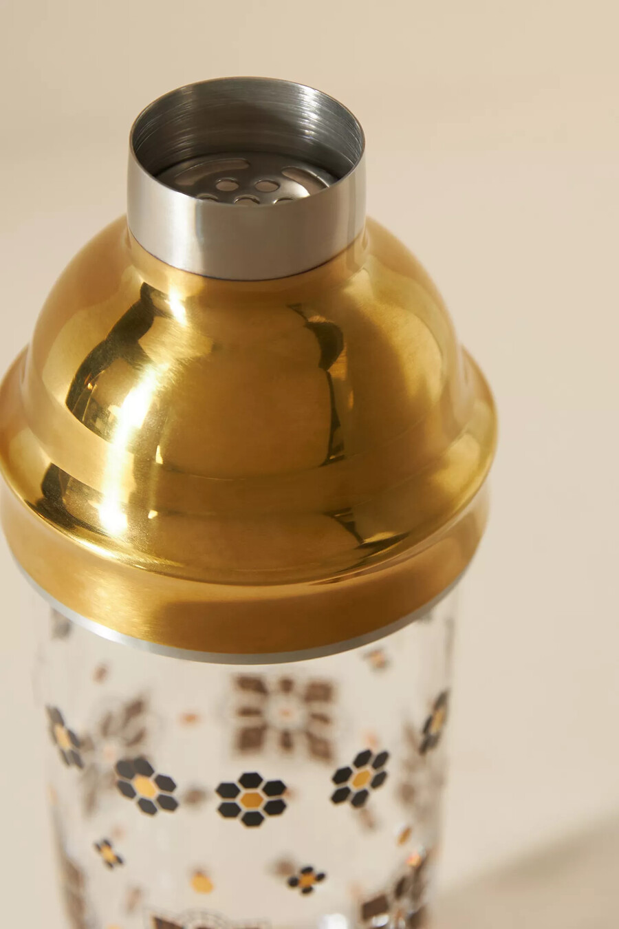 shaker per cocktail in vetro con piastrelle da bistrot