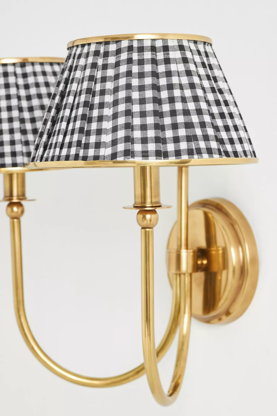 lampada da parete doppia in ottone con paralume stampato articolato lee ruched