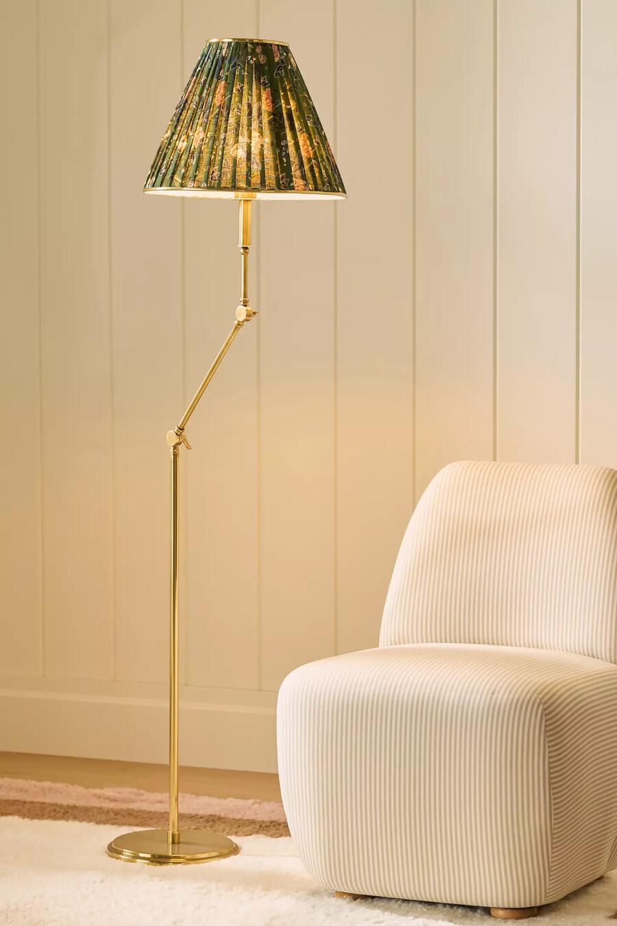 lampada da terra in ottone con paralume stampato articolato lee ruched