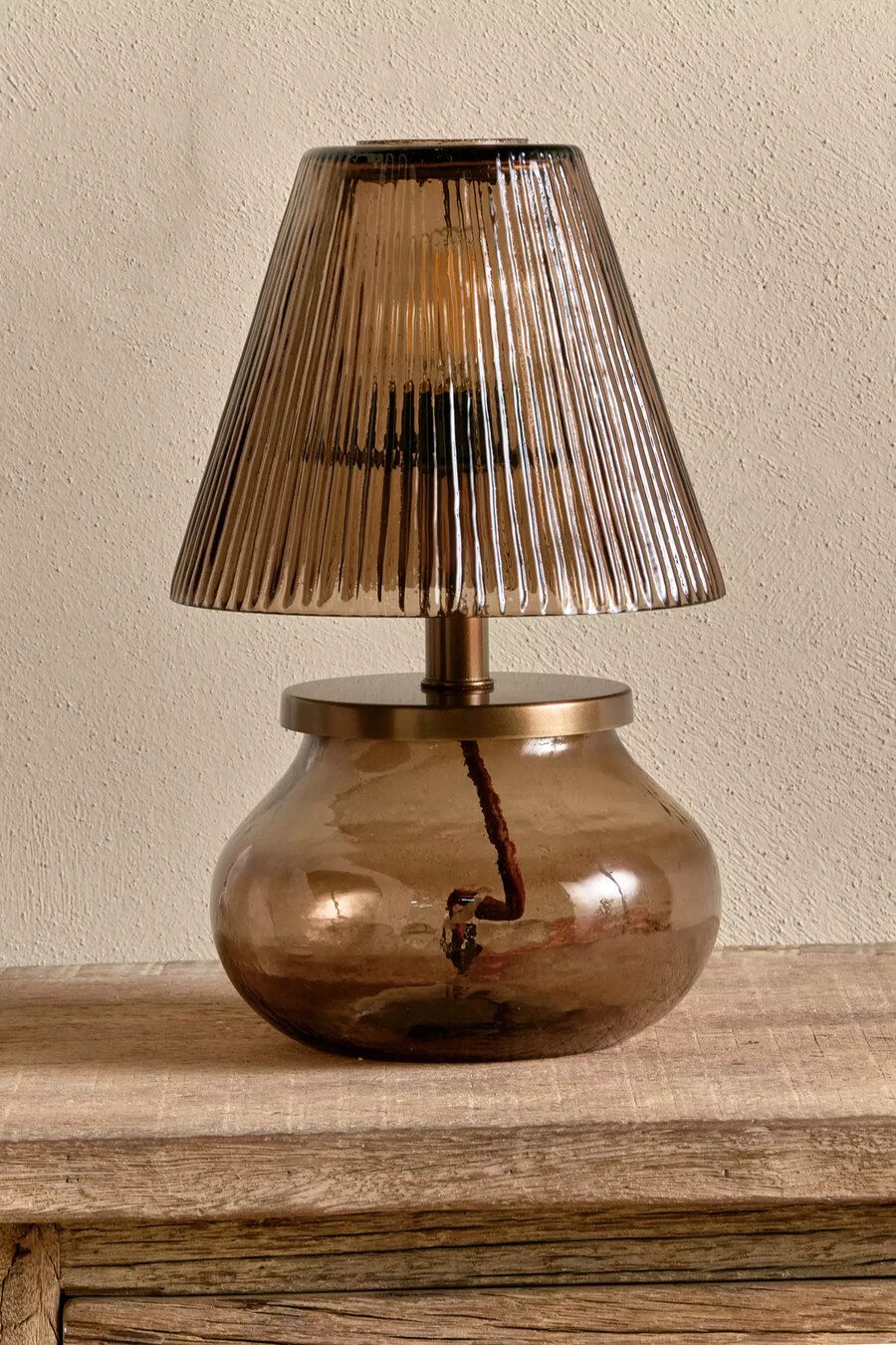 lampada da tavolo in vetro riciclato dimalai nkuku