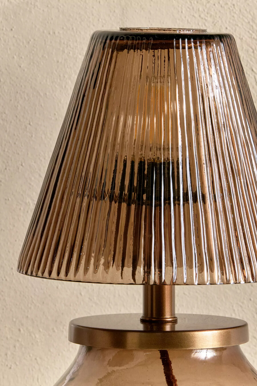 lampada da tavolo in vetro riciclato dimalai nkuku