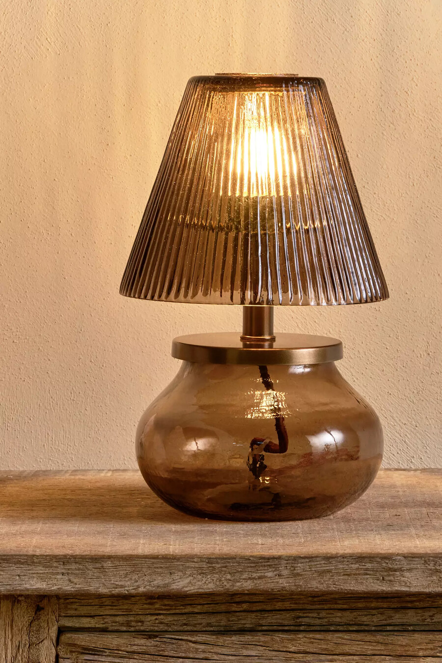 lampada da tavolo in vetro riciclato dimalai nkuku