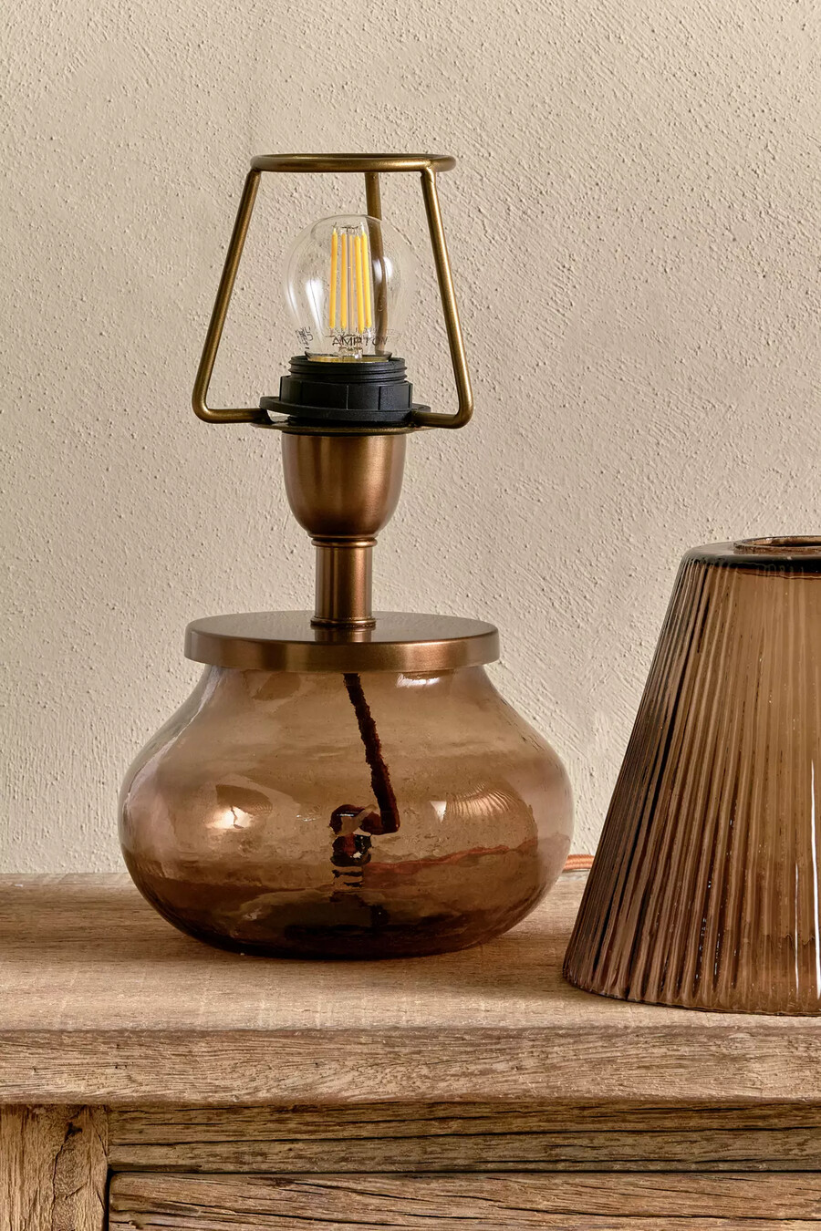lampada da tavolo in vetro riciclato dimalai nkuku