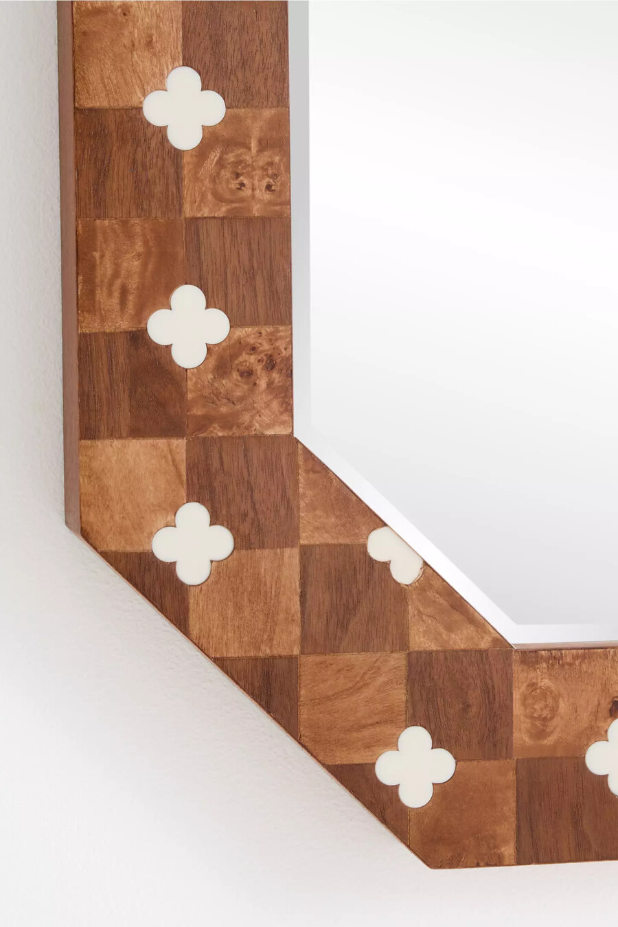 specchio da parete con intarsi in legno di radica di leigh