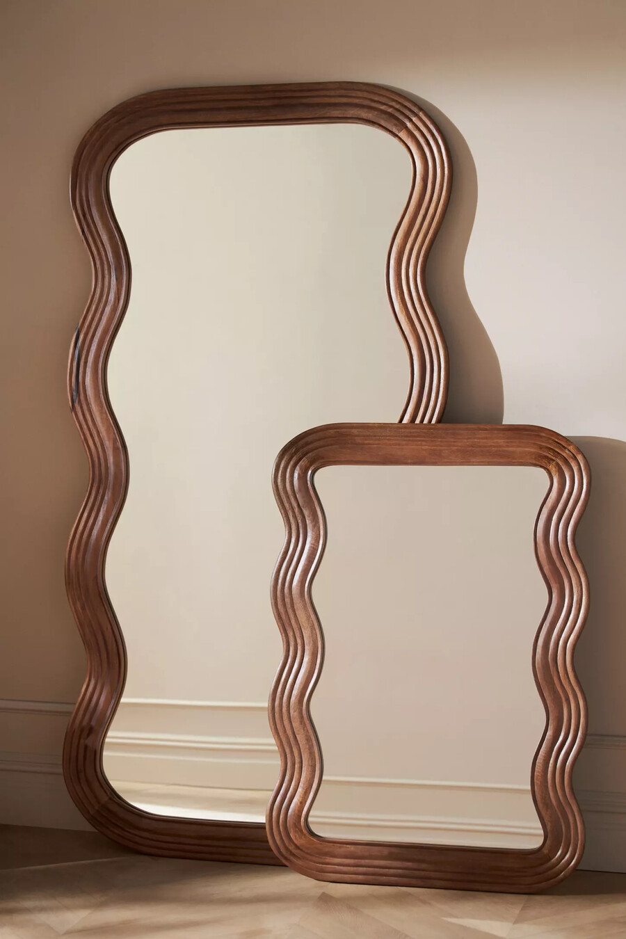 specchio da parete con cornice oscillante in legno di mango frances
