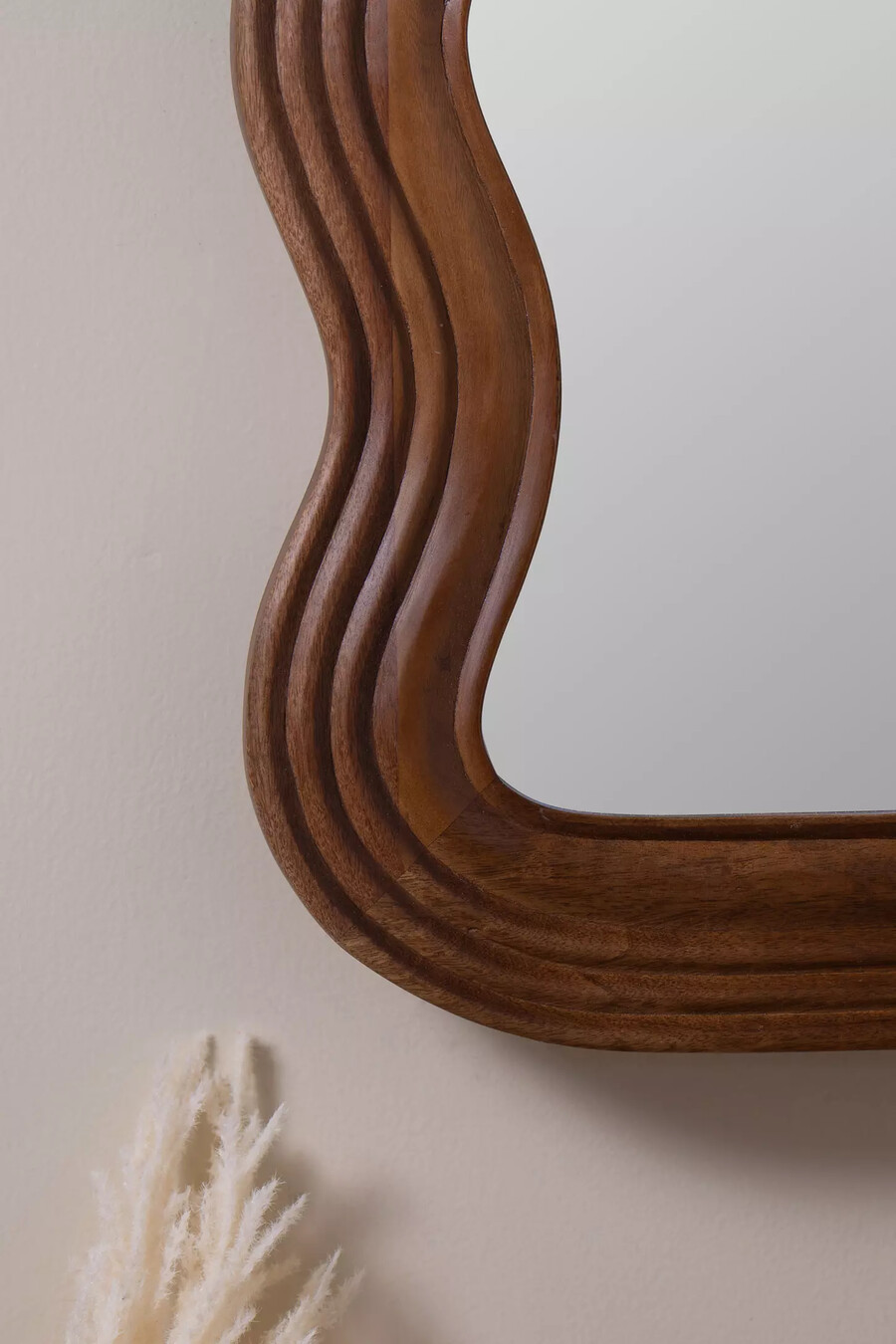 specchio da parete con cornice oscillante in legno di mango frances