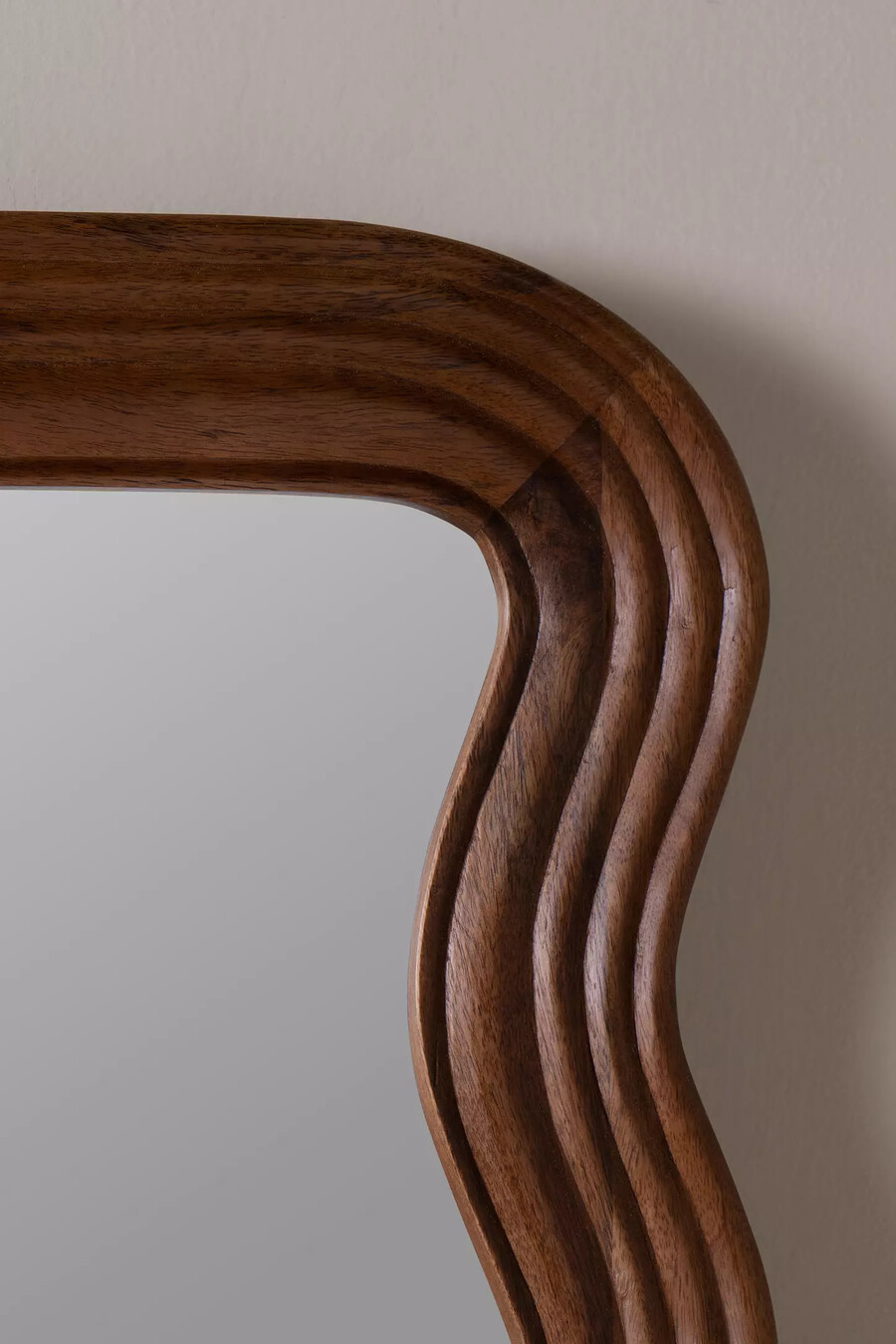 specchio da parete con cornice oscillante in legno di mango frances