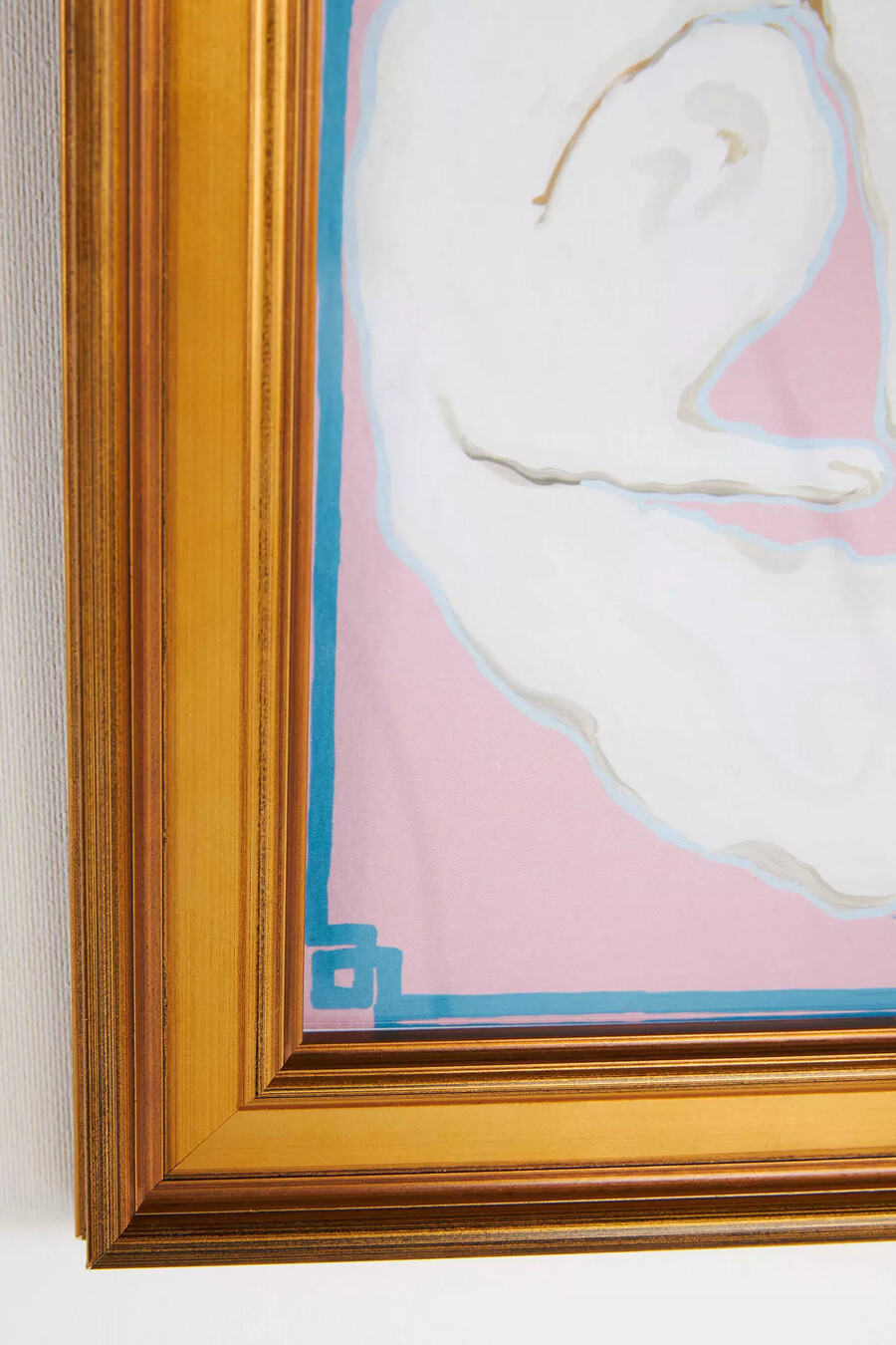 cani bianchi su parete rosa