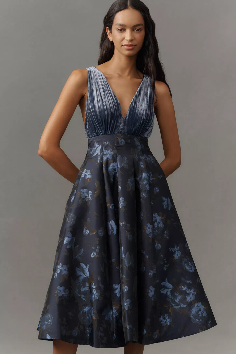 abito midi a trapezio in jacquard di velluto con scollo a v maeve