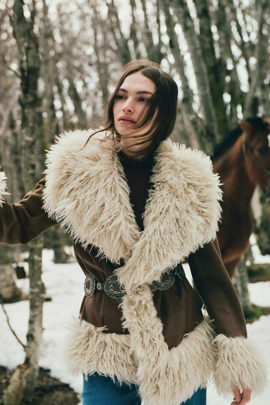 cappotto in pelliccia sintetica con cintura maeve