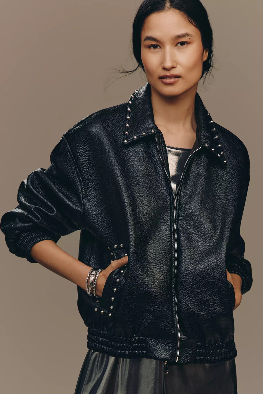 il bomber in similpelle con borchie rylie di pilcro