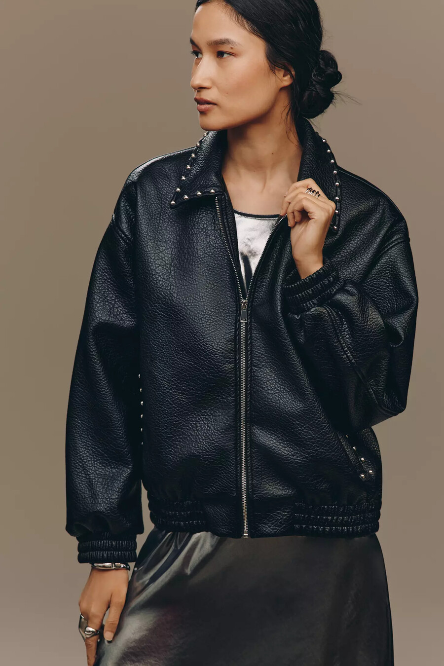 il bomber in similpelle con borchie rylie di pilcro
