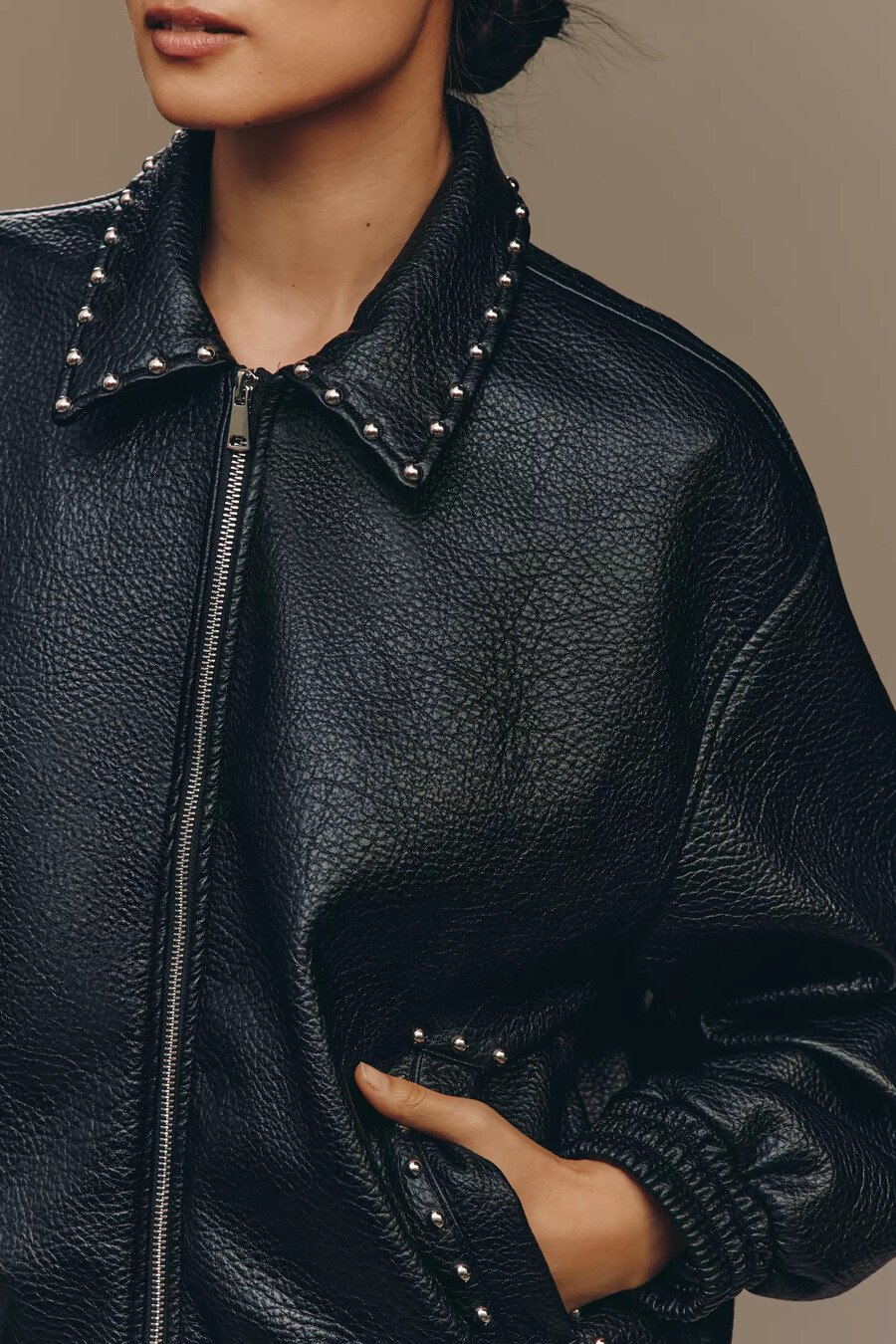 il bomber in similpelle con borchie rylie di pilcro