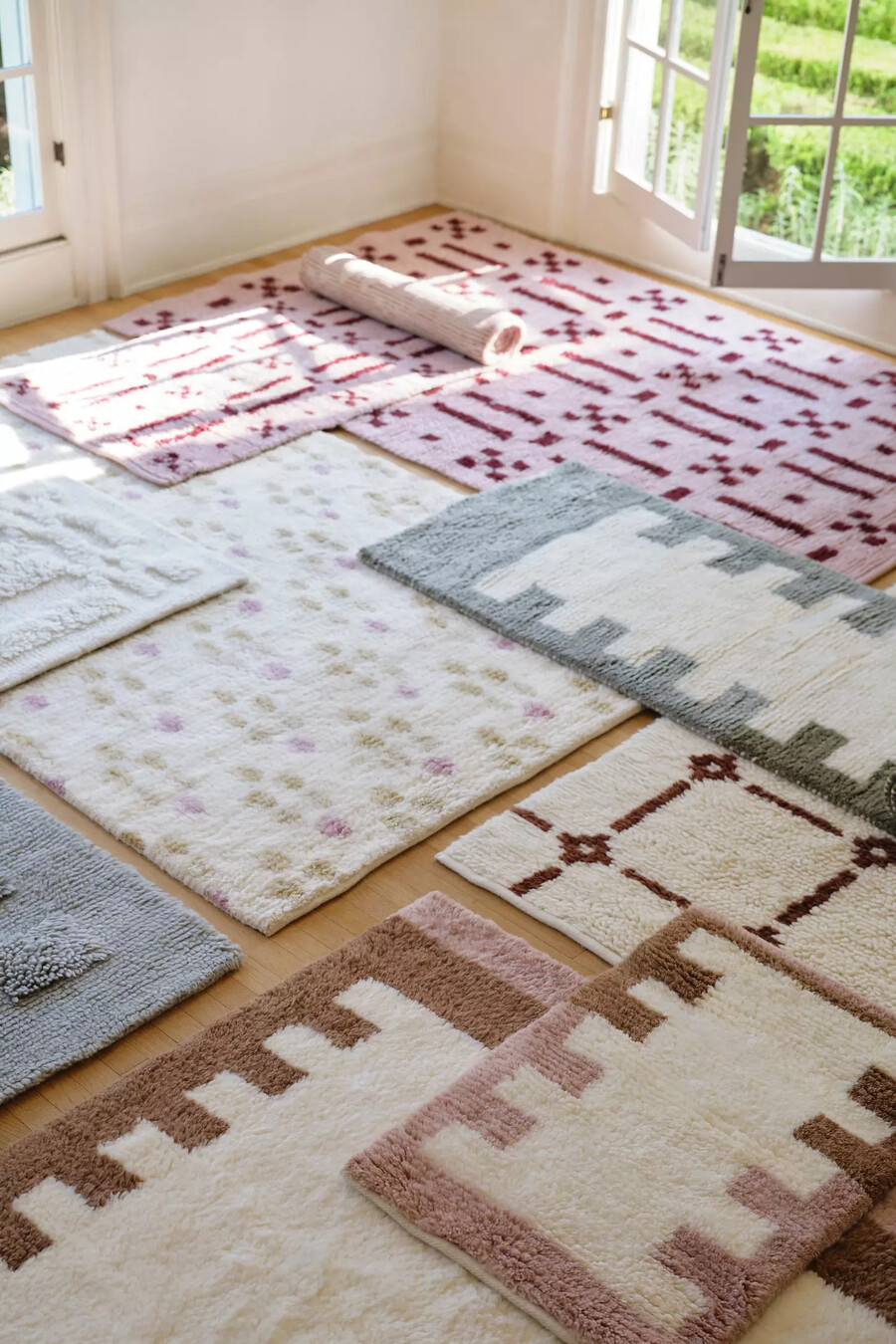 tappeto geometrico a pelo lungo in misto lana e cotone tessuto a mano a griglia rosa