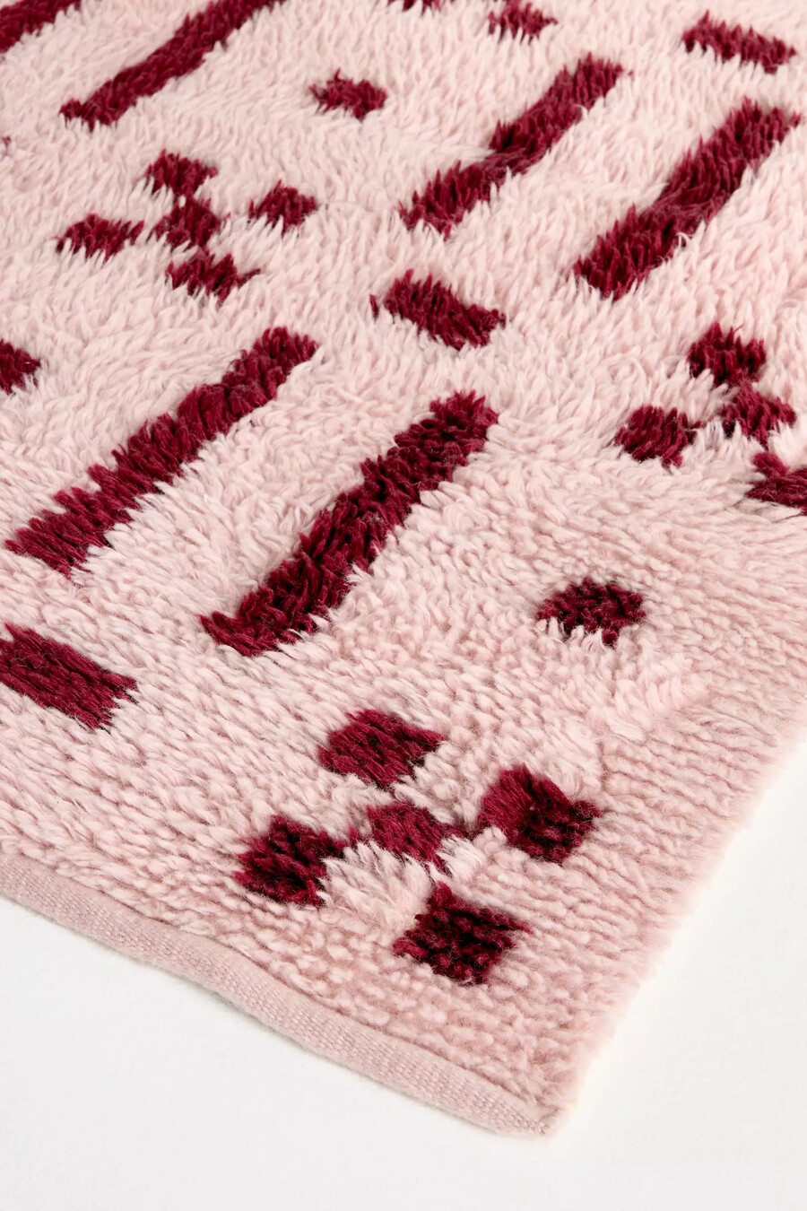 tappeto geometrico a pelo lungo in misto lana e cotone tessuto a mano a griglia rosa