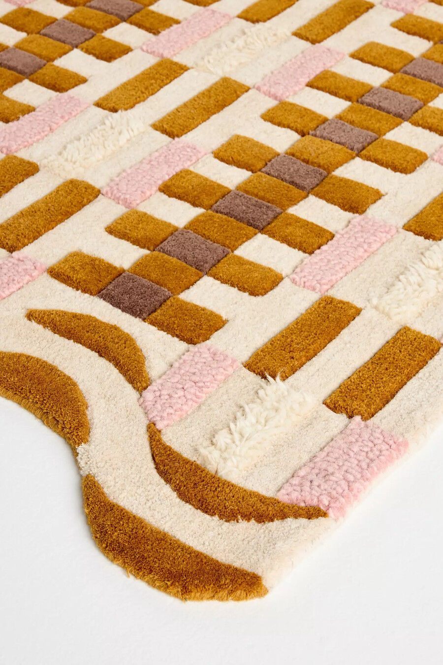 tappeto geometrico smerlato in lana tuftata