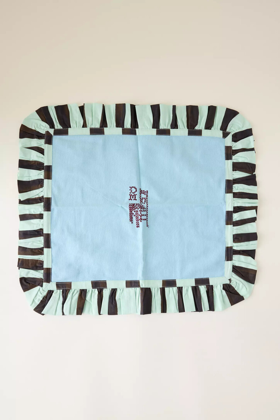set di 2 tovagliette ricamate con volant in prugna damson madder