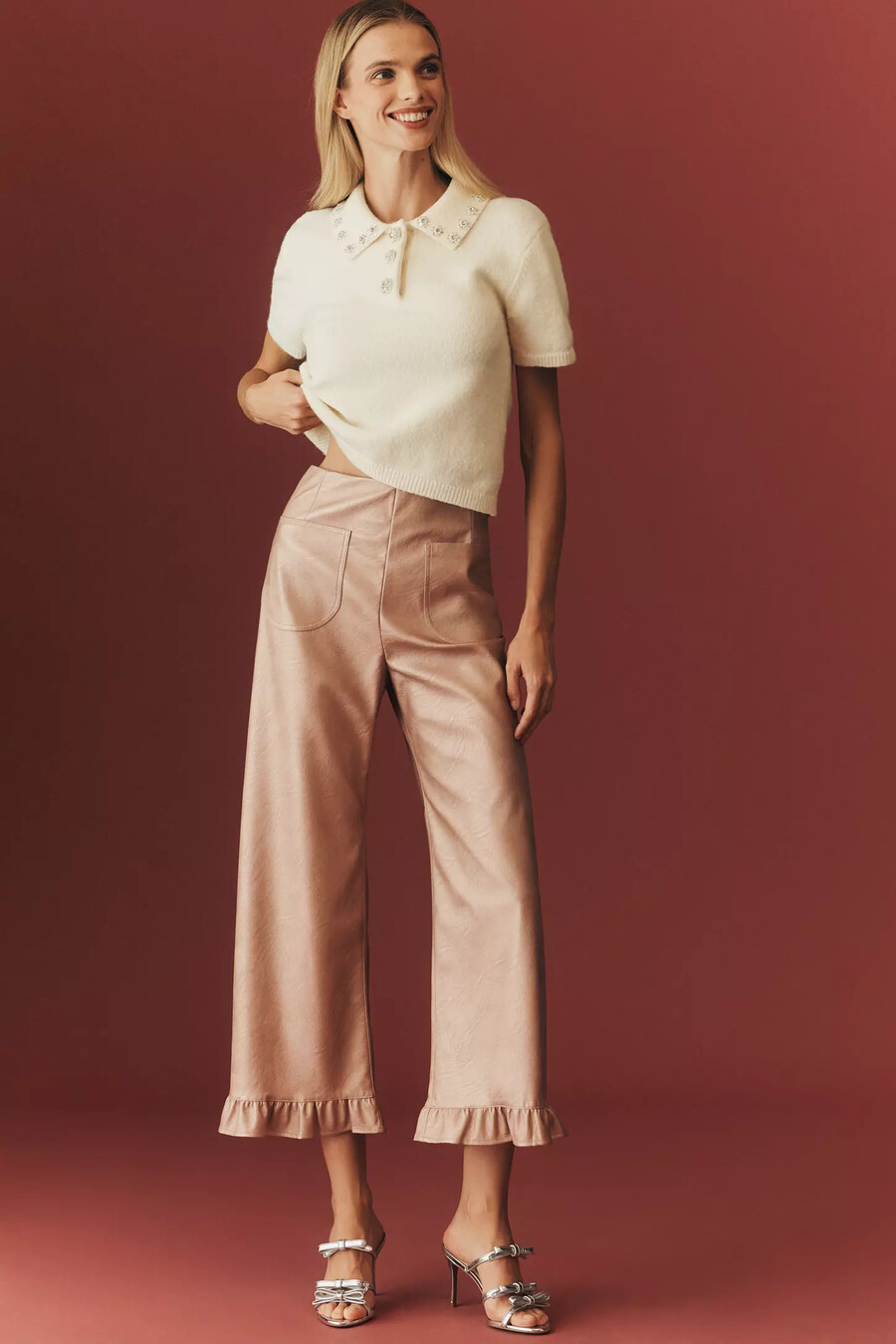 pantaloni colette crop in similpelle metallizzata con orlo a balze di maeve