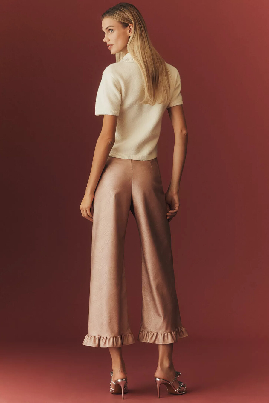 pantaloni colette crop in similpelle metallizzata con orlo a balze di maeve