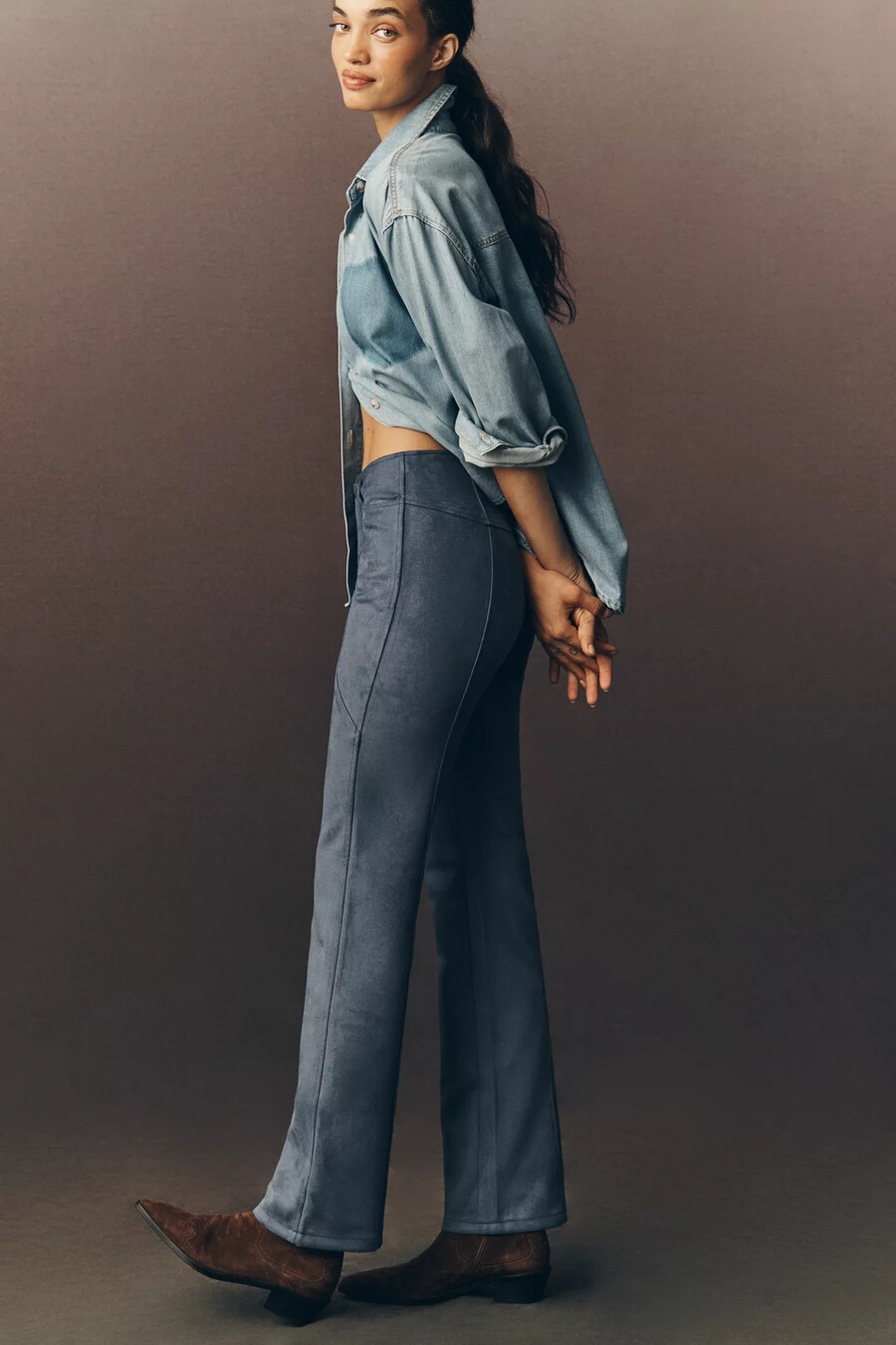 pantaloni a zampa slim in finta pelle scamosciata di anthropologie